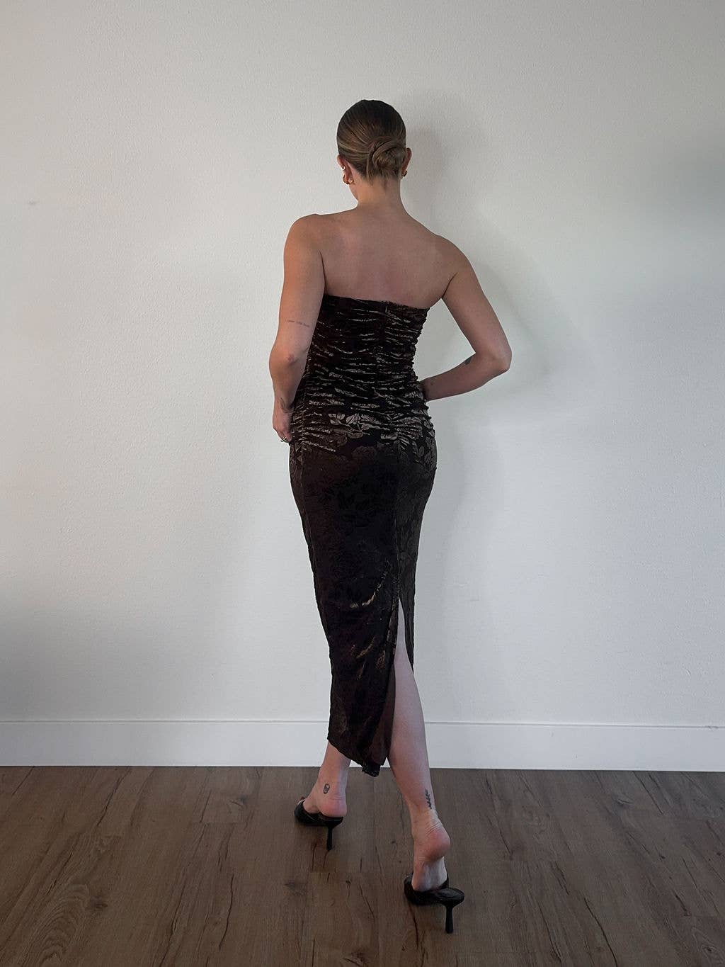 WIRE BUST RUCHED TUBE MIDI DRESS WITH BACK SLIT