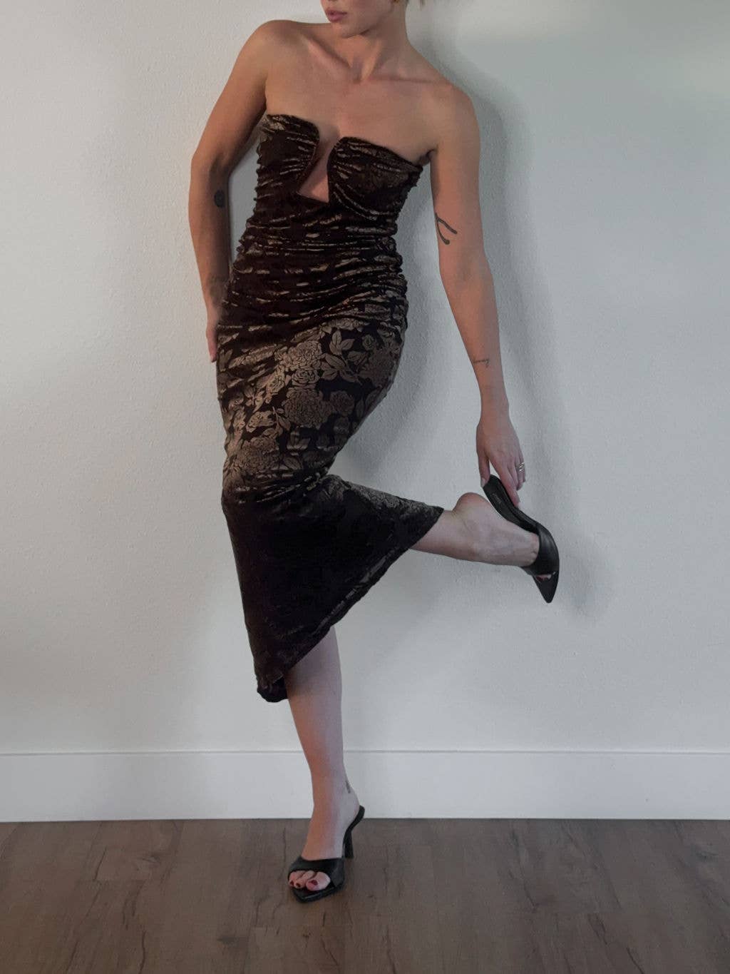WIRE BUST RUCHED TUBE MIDI DRESS WITH BACK SLIT