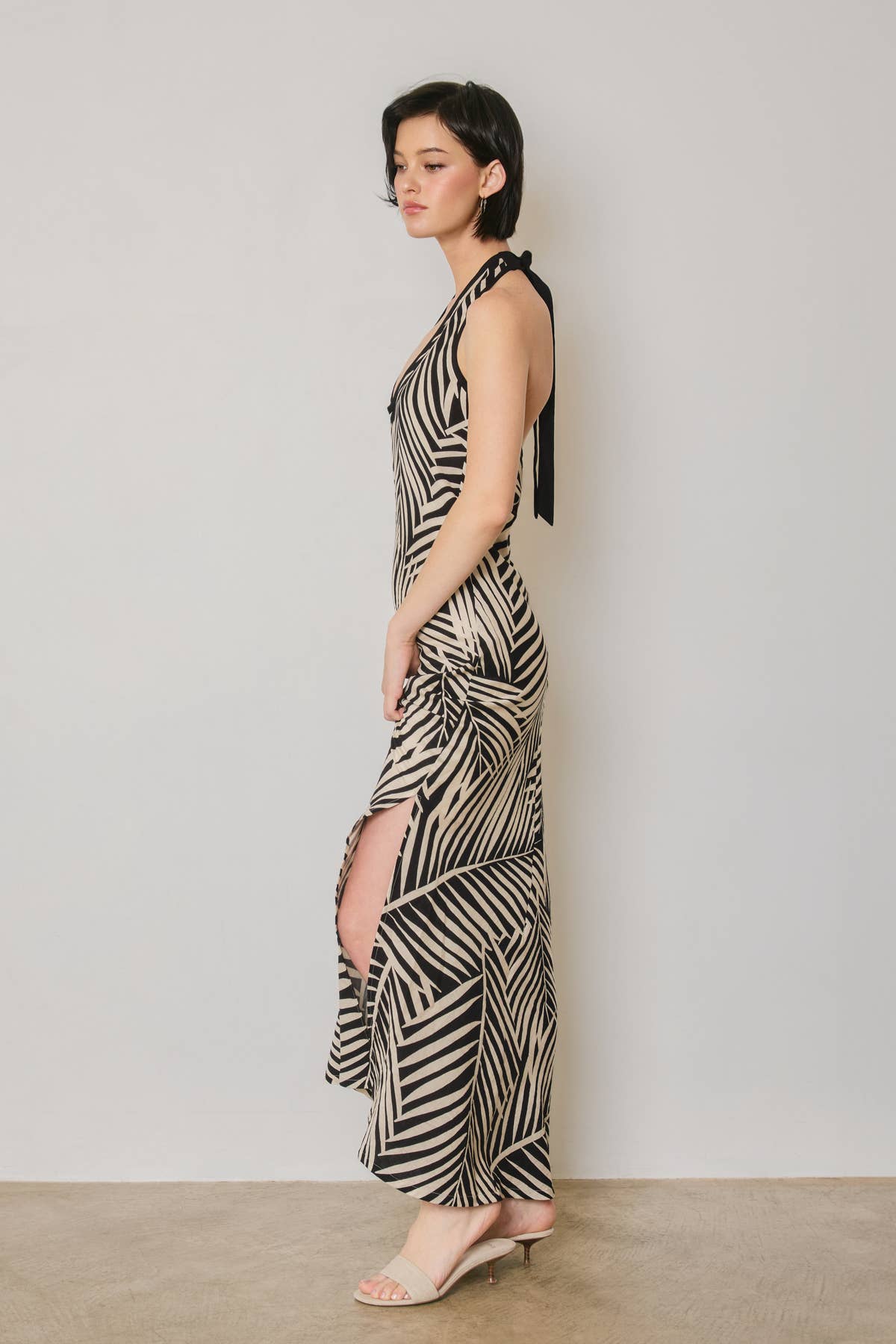 Tropical Leaf Contrast Bind Halter Maxi Dress
