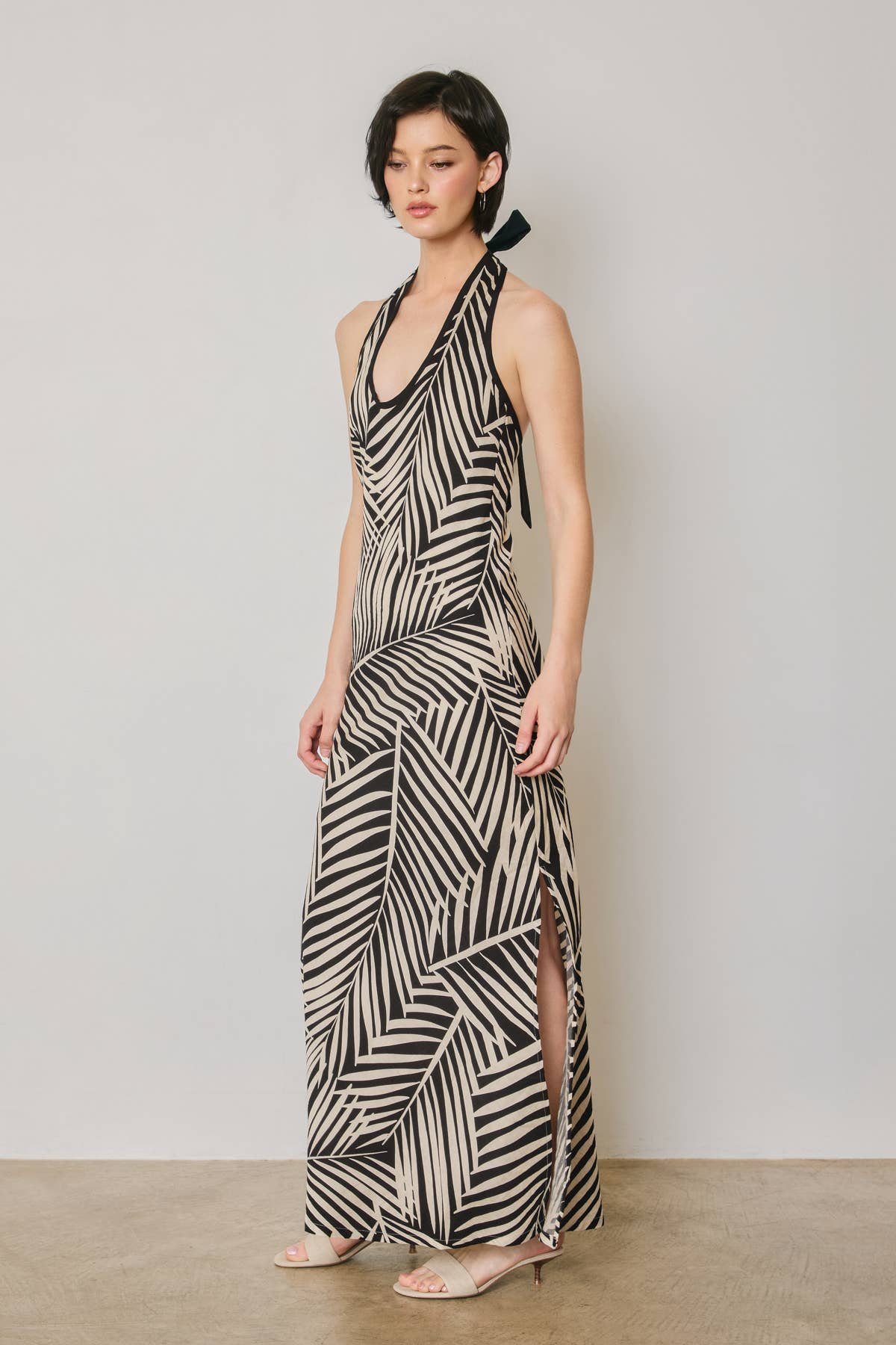 Tropical Leaf Contrast Bind Halter Maxi Dress