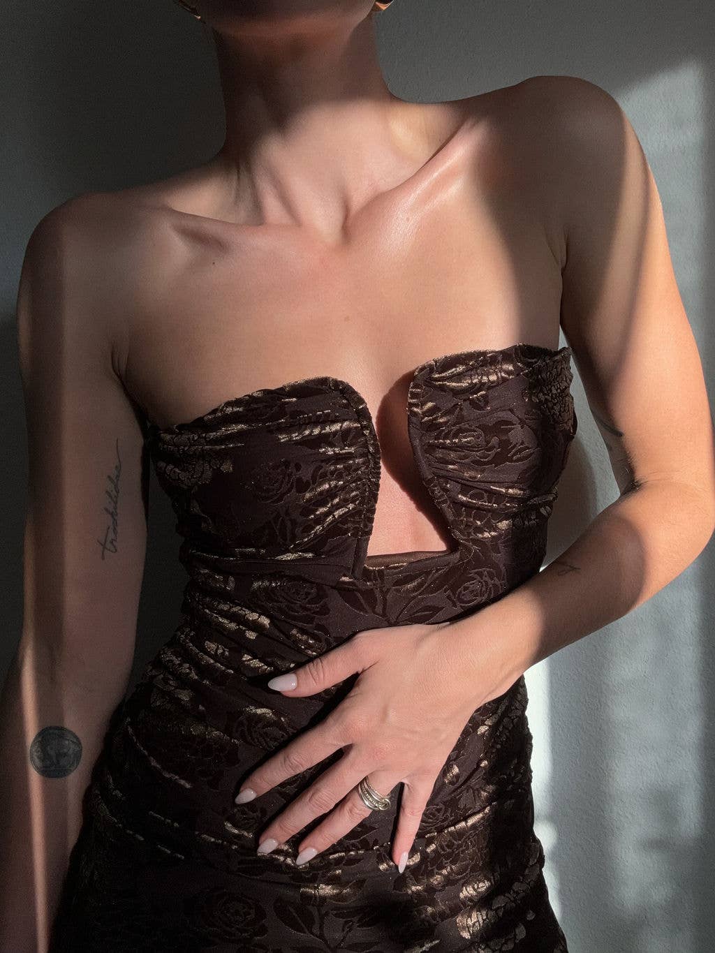 WIRE BUST RUCHED TUBE MIDI DRESS WITH BACK SLIT